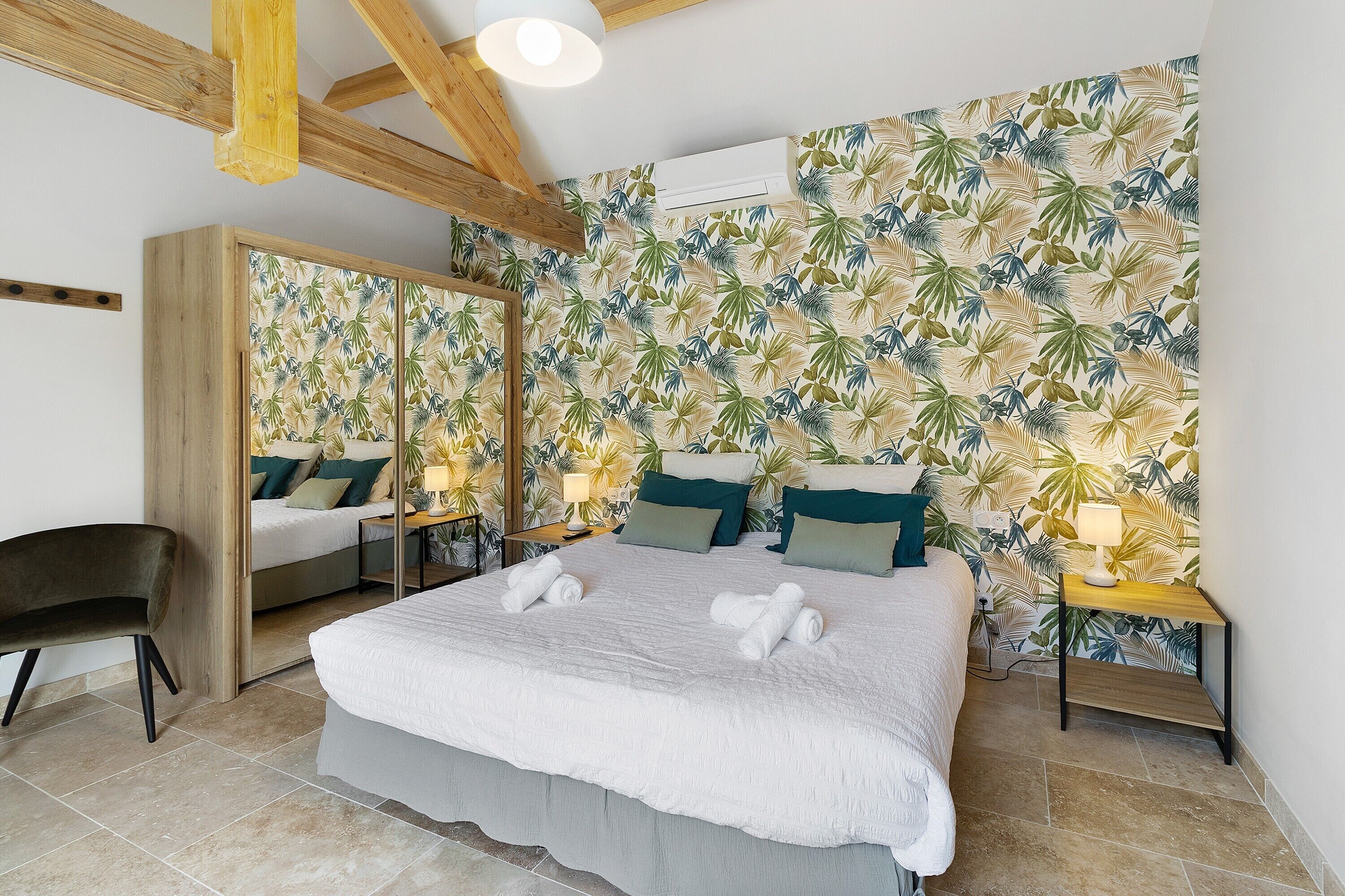 Iron/ironing board, WiFi, bed sheets, wheelchair access