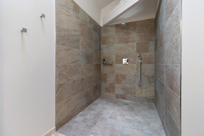 Een douche, een haardroger, handdoeken