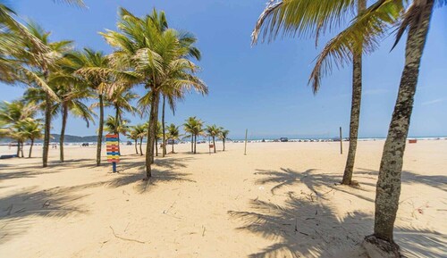 Casa com Piscina e Churrasqueira a 220 m da Praia