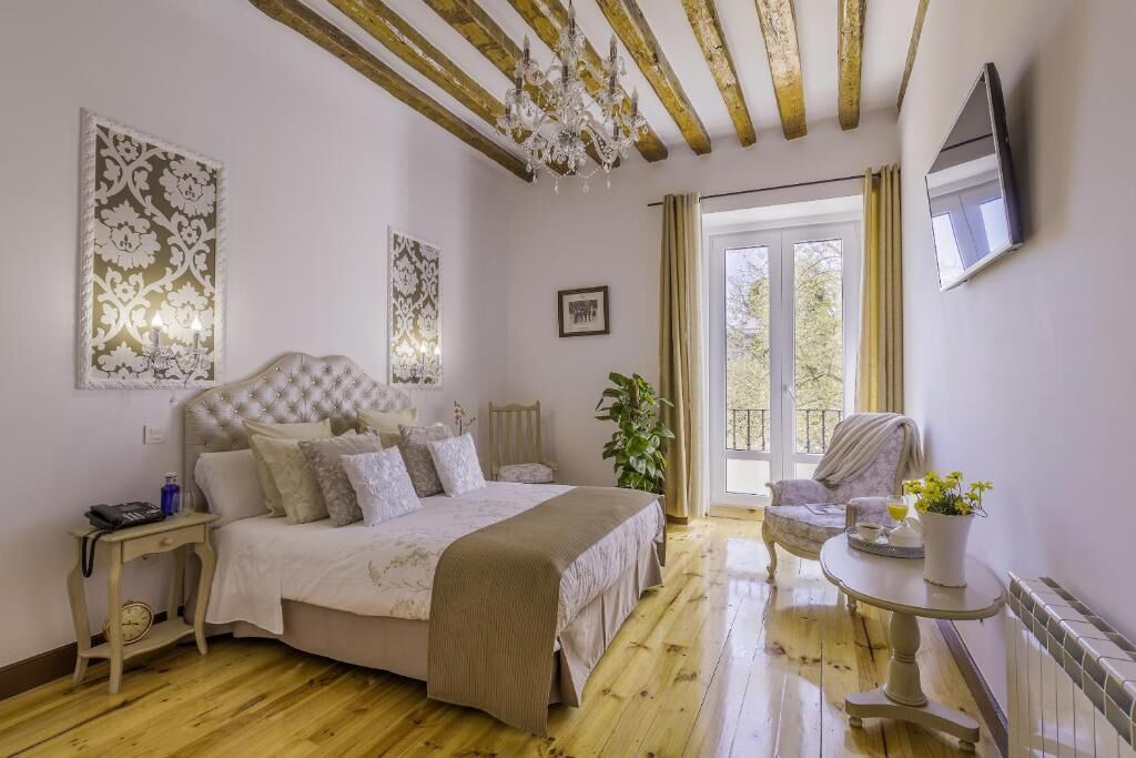 Tabla de planchar con plancha, acceso a internet y ropa de cama 