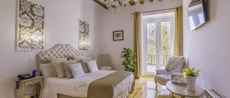 Tabla de planchar con plancha, acceso a internet y ropa de cama