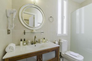 Hair dryer, towels, soap, toilet paper - 2-bedroom apartment in beautiful Madrid with AC and fitness room (Madrid)