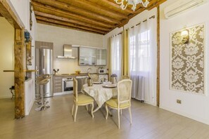 Private kitchen - 2-bedroom apartment in beautiful Madrid with AC and fitness room (Madrid)