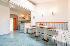 Leilighet, 1 soverom, terrasse, byutsikt | Spisestue