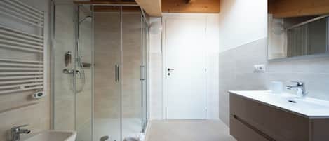 Dusche, Haartrockner, Bidet, Handtücher