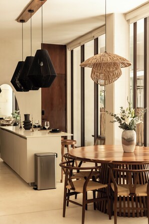 Apartamento, 3 quartos, piscina particular | Cozinha privada | Geladeira grande, micro-ondas, fogão, cooktop