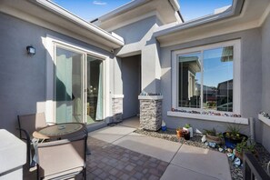 Outdoor dining - Desert Oasis | Private Ensuite & Family Friendly (Apache Junction)