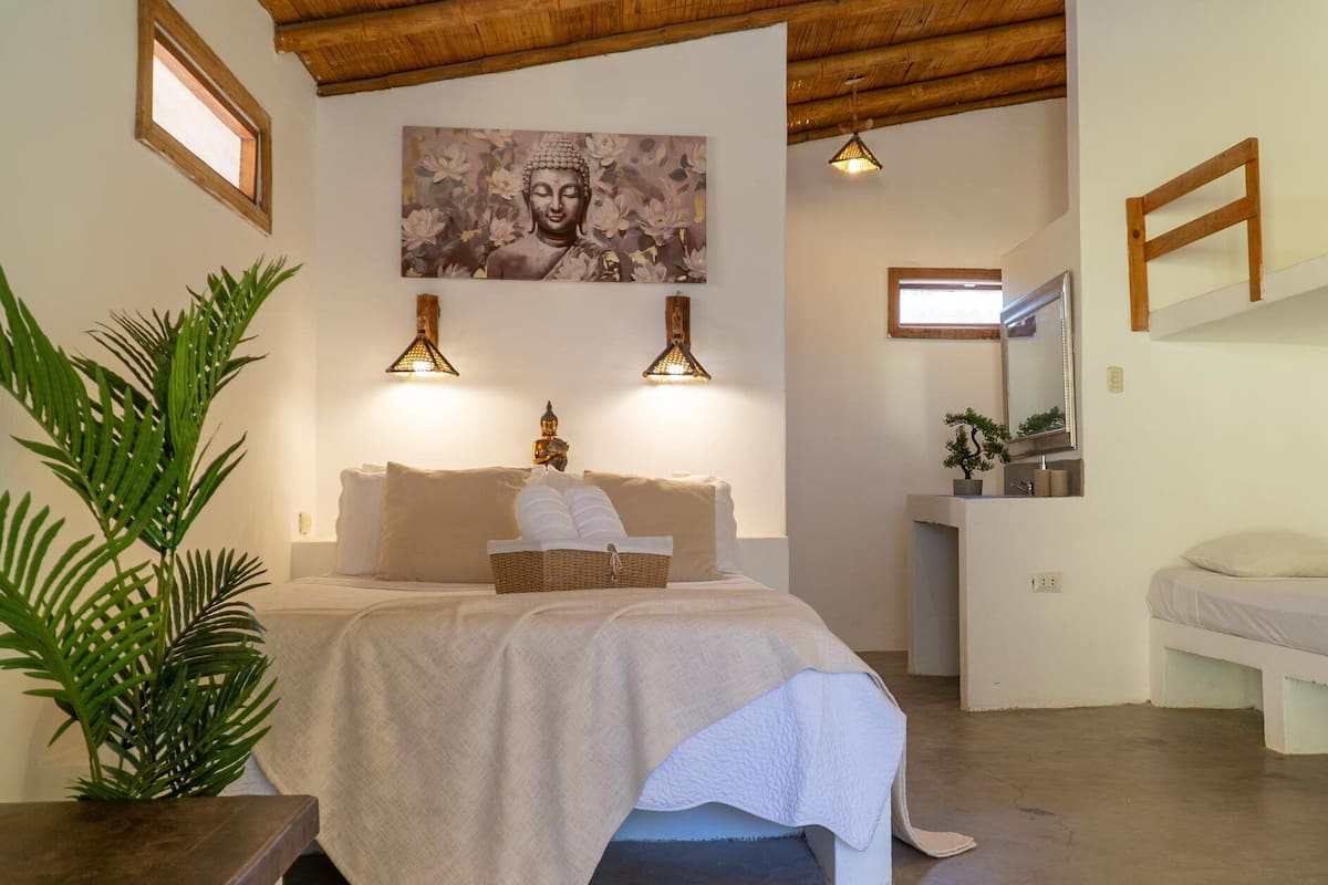 Habitación triple Deluxe, vista a la alberca | Wifi gratis