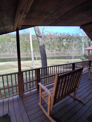 Cozy 2-bedroom cabin on the beautiful White River!