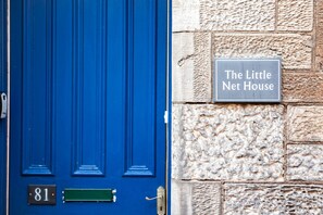 A blue door with a house number 81 and a sign that reads "The Little Net House". - Little Net House | Pittenweem (Pittenweem)
