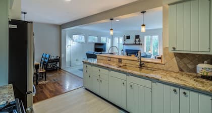 Peaceful Getaway Scenic Park & River Views in the heart of Broad Ripple Village!