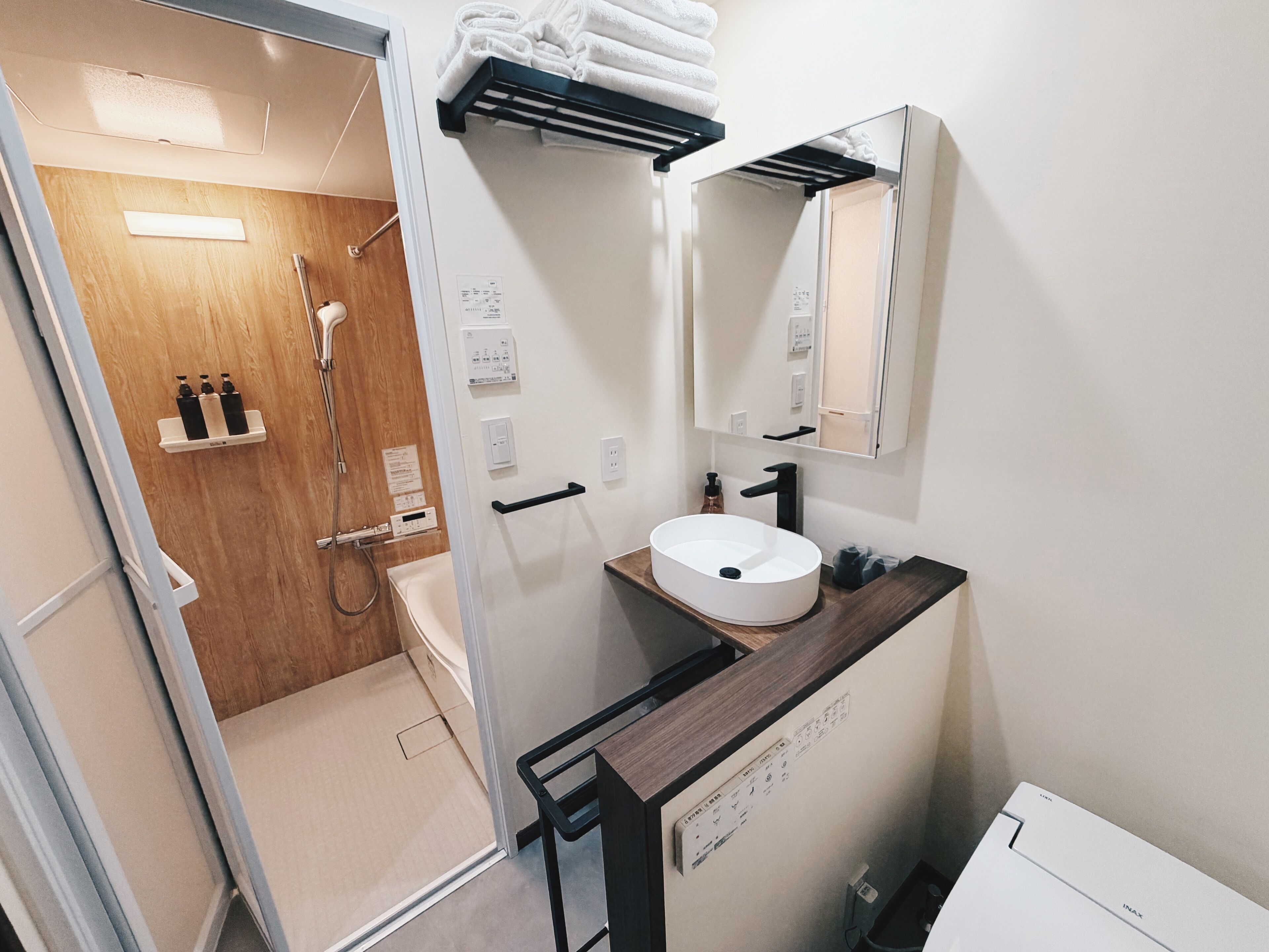 Baignoire et douche séparées, sèche-cheveux, chaussons