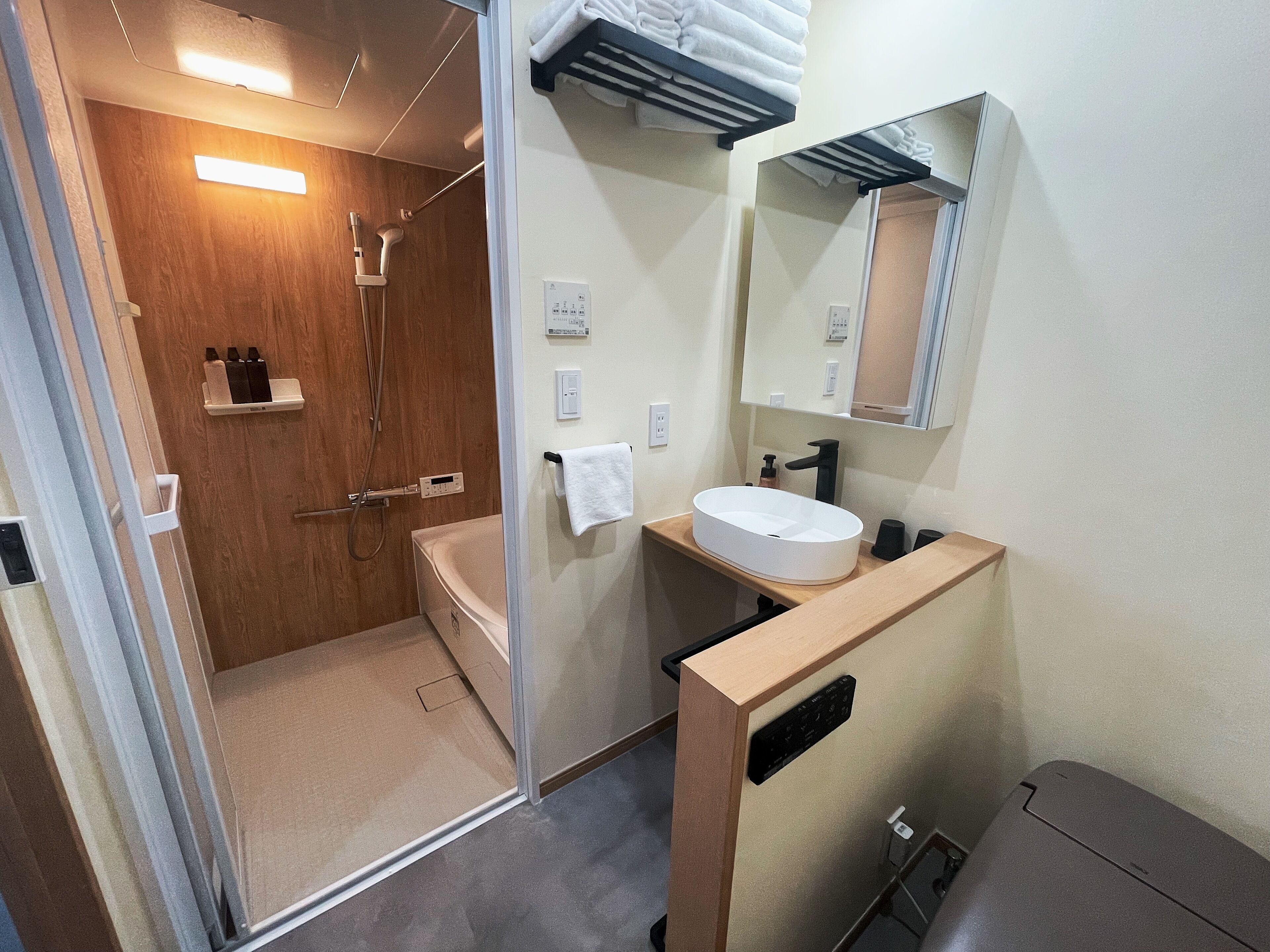 家庭公寓, 陽台 | 浴室 | 獨立浴缸和淋浴設備、吹風機、拖鞋、毛巾