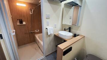 家庭公寓, 陽台 | 浴室 | 獨立浴缸和淋浴設備、吹風機、拖鞋、毛巾