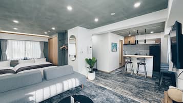 Familienapartment, Balkon | Zimmersafe, Schreibtisch, laptopgeeigneter Arbeitsplatz