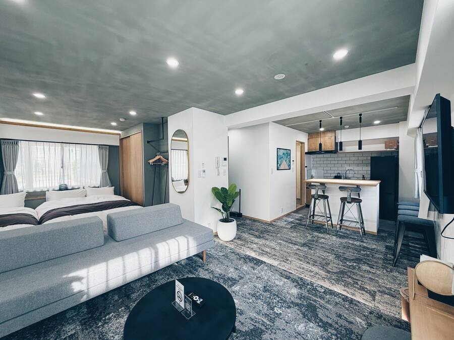 Apartamento família, sacada | Edredons de pluma, cofres nos quartos, escrivaninha