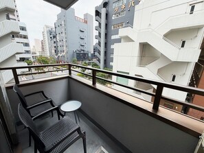 In-room safe, desk, laptop workspace, blackout curtains - Plan A Tennozu Isle (Tokyo)