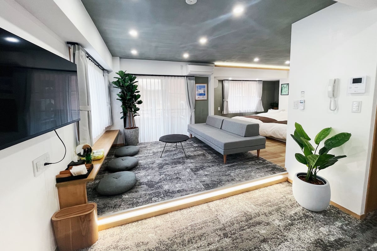 Perhehuoneisto, parveke | Tallelokero huoneessa, työpöytä