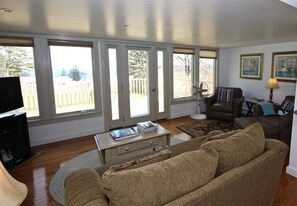 TV - Lupine Cottage | Walk to Downtown Rockland + Harbo (Owls Head)
