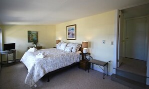 2 bedrooms, iron/ironing board, free WiFi, bed sheets - Lupine Cottage | Walk to Downtown Rockland + Harbo (Owls Head)