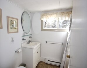 Hair dryer - Lupine Cottage | Walk to Downtown Rockland + Harbor Views (Owls Head)