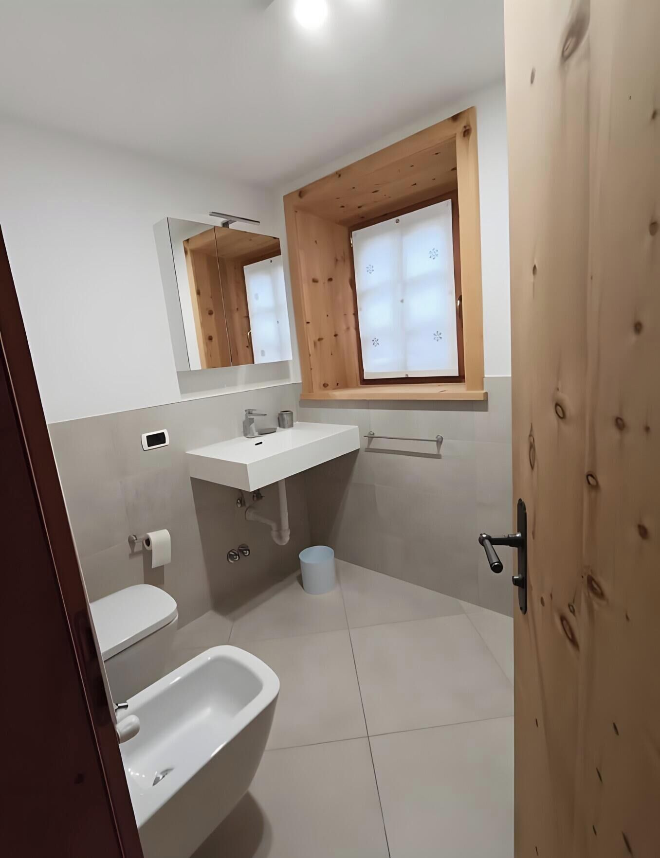 Een douche, een haardroger, handdoeken