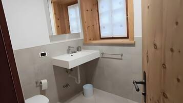 Een douche, een haardroger, handdoeken