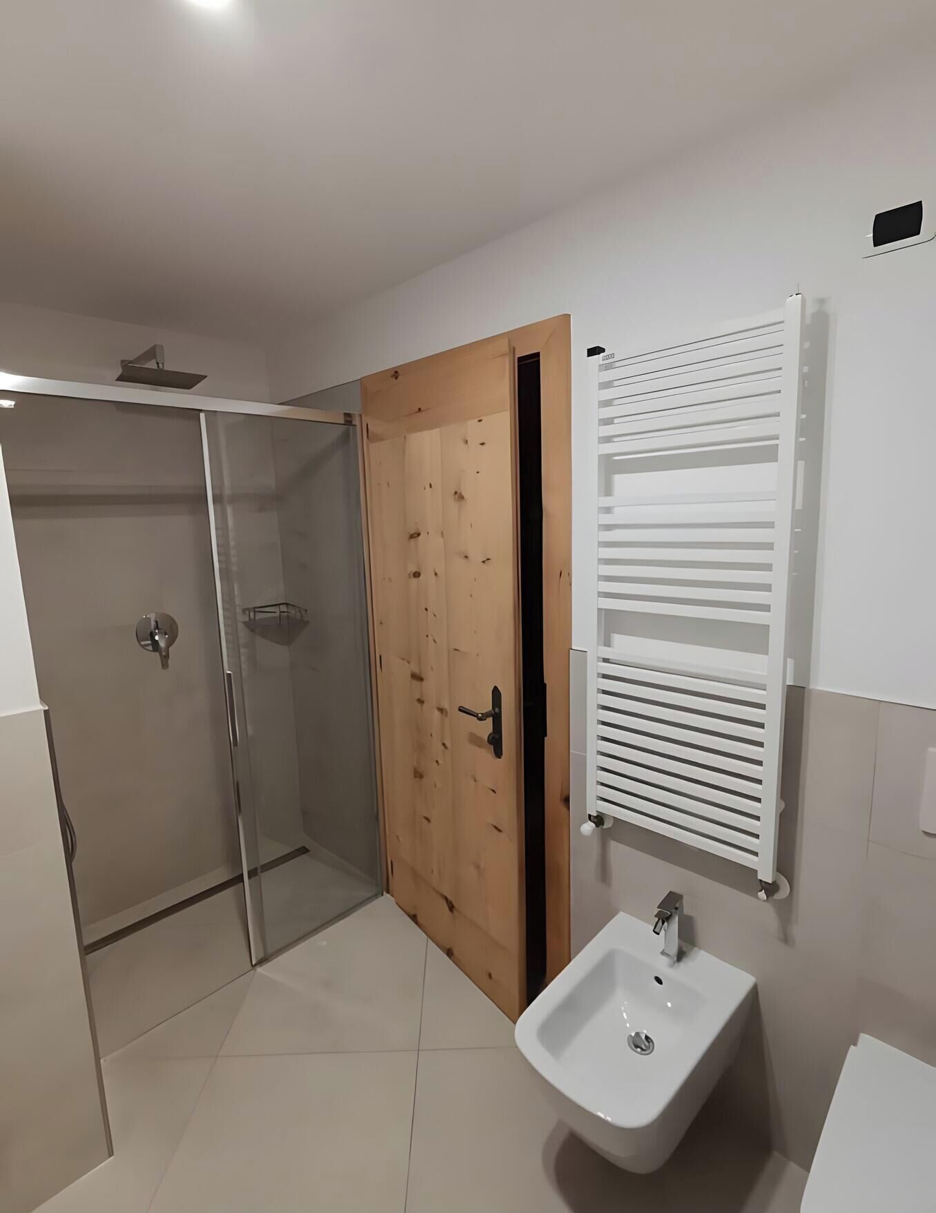 Regadera, secadora de cabello, toallas 