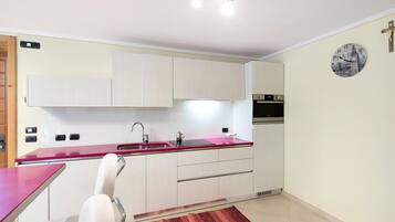 Geladeira, micro-ondas, cooktop, lava-louças