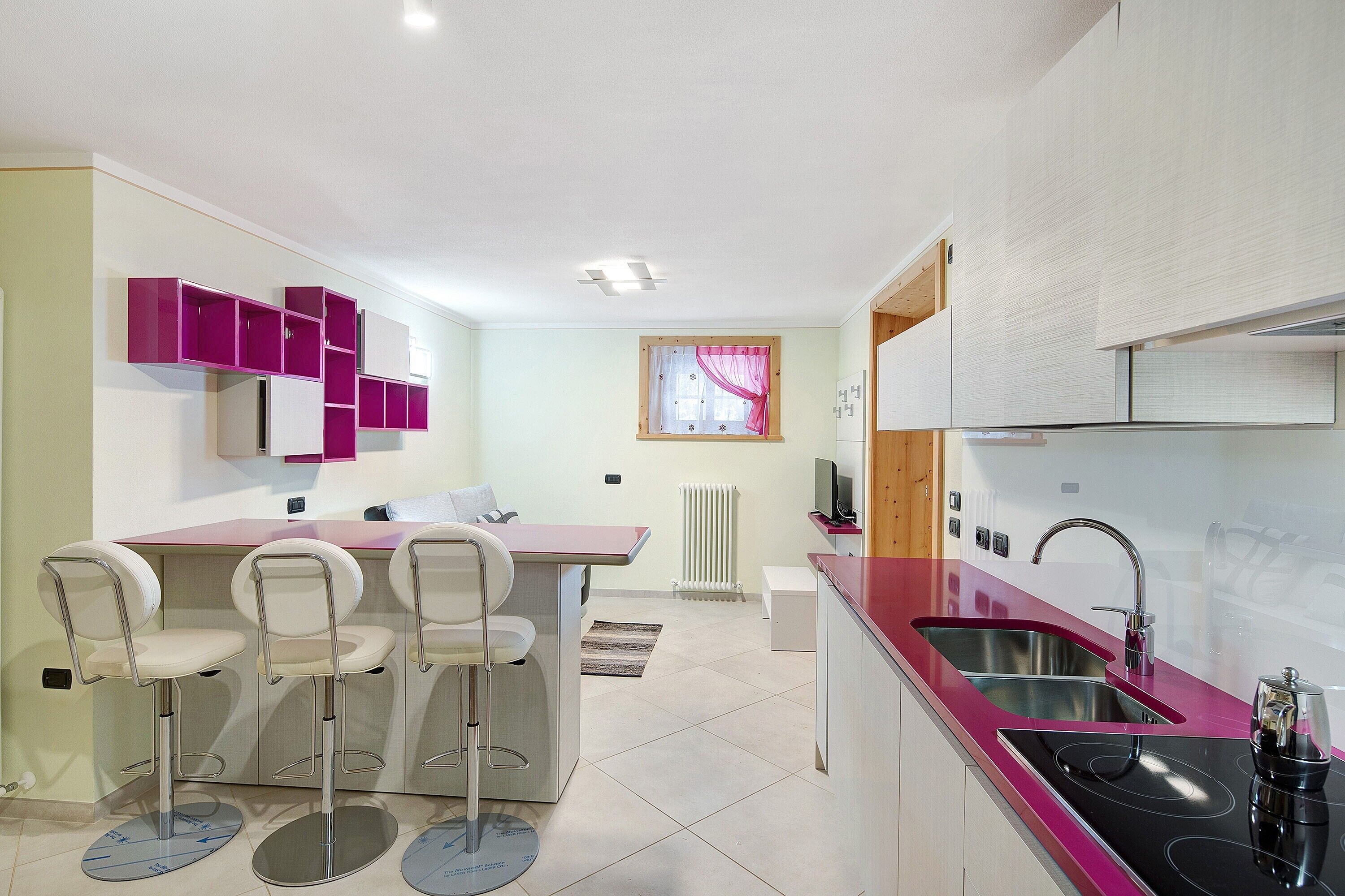 Kjøleskap, mikrobølgeovn, kokeplater og oppvaskmaskin