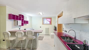 Kjøleskap, mikrobølgeovn, kokeplater og oppvaskmaskin