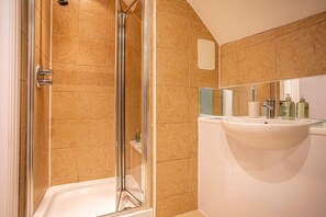 Shower, hair dryer, towels, soap - Coastal View | St Monans (St Monans)