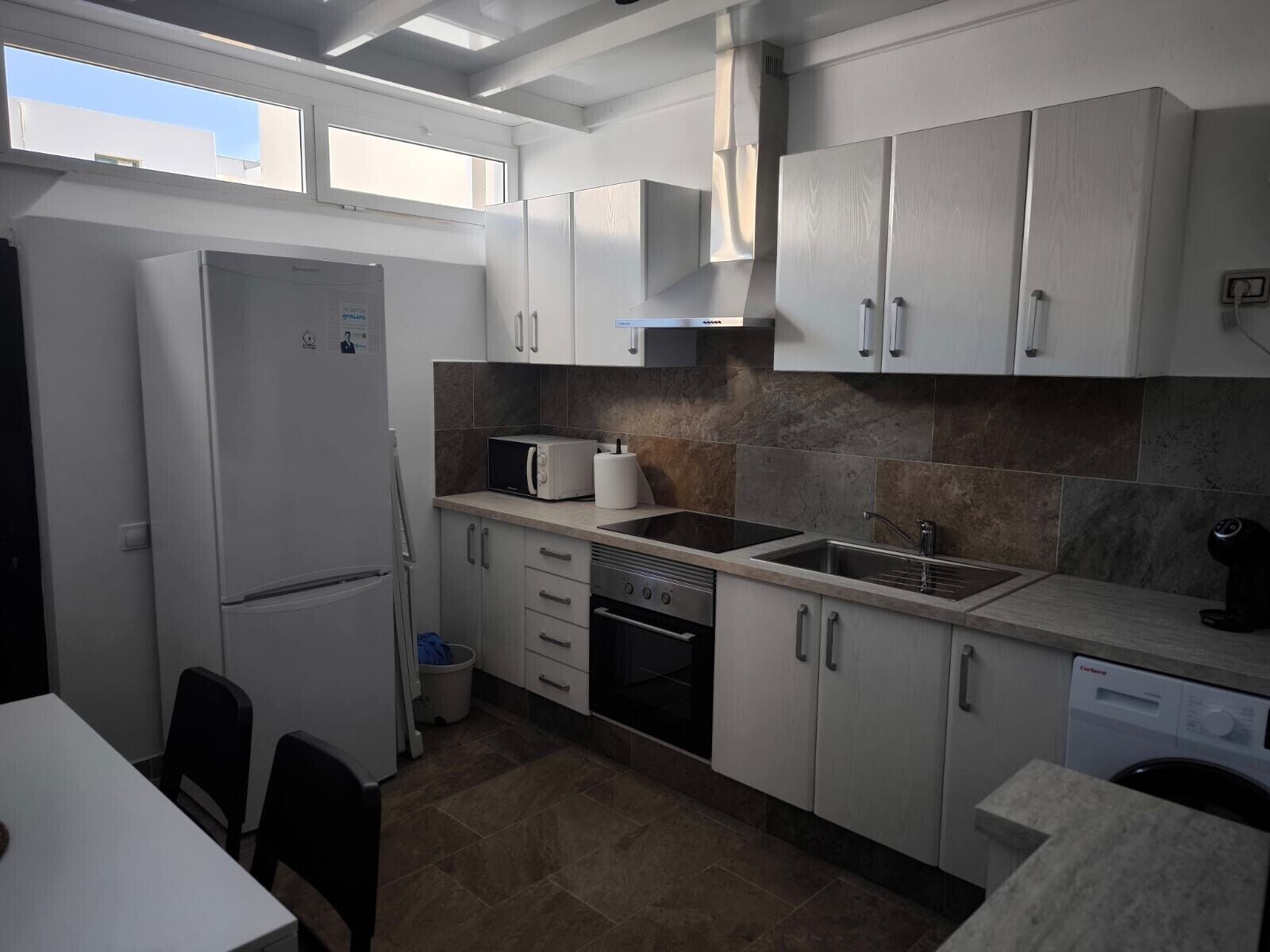 Jääkaappi, mikroaaltouuni, uuni, liesi