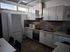 Jääkaappi, mikroaaltouuni, uuni, liesi