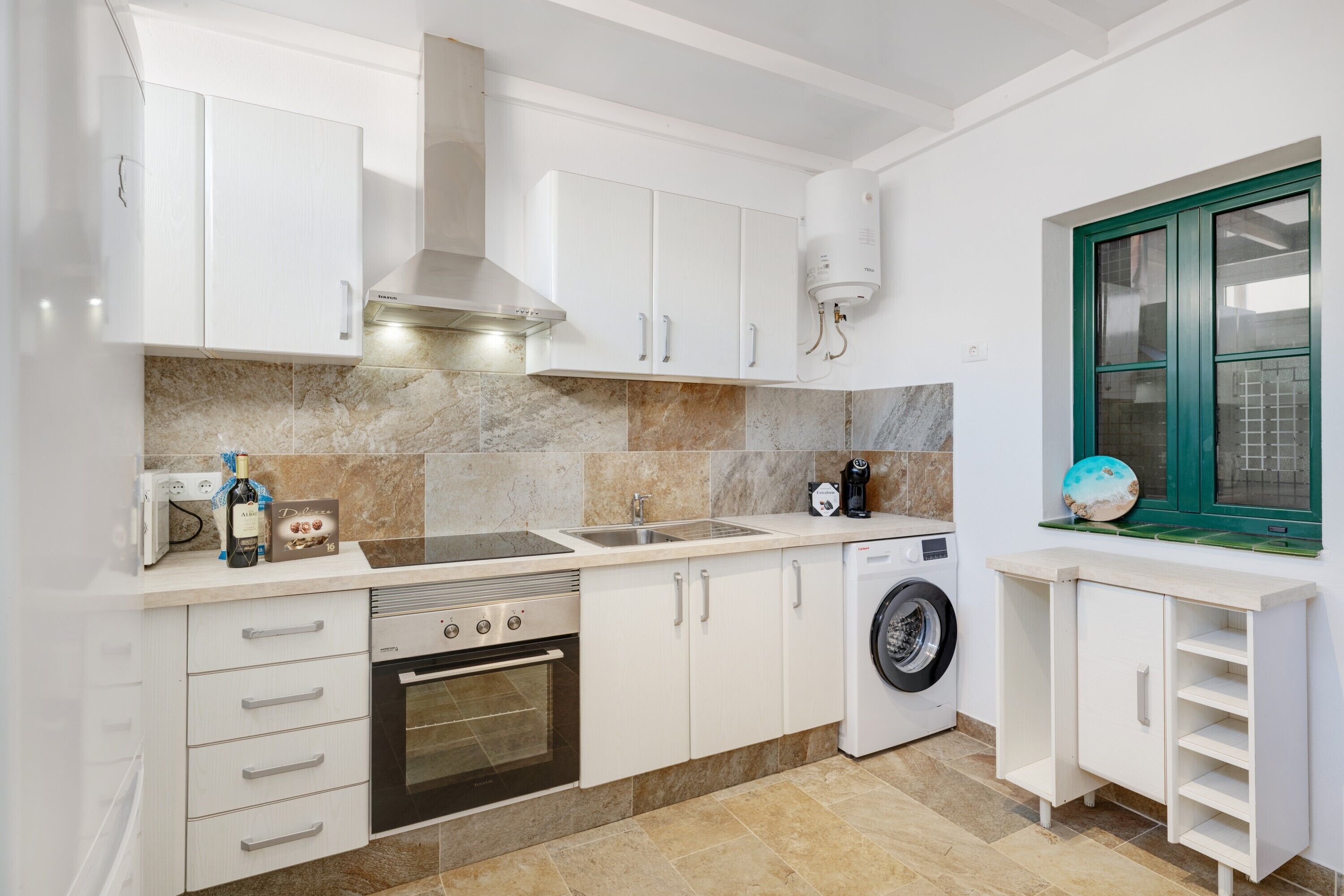 Kylskåp, mikrovågsugn, ugn och spishäll