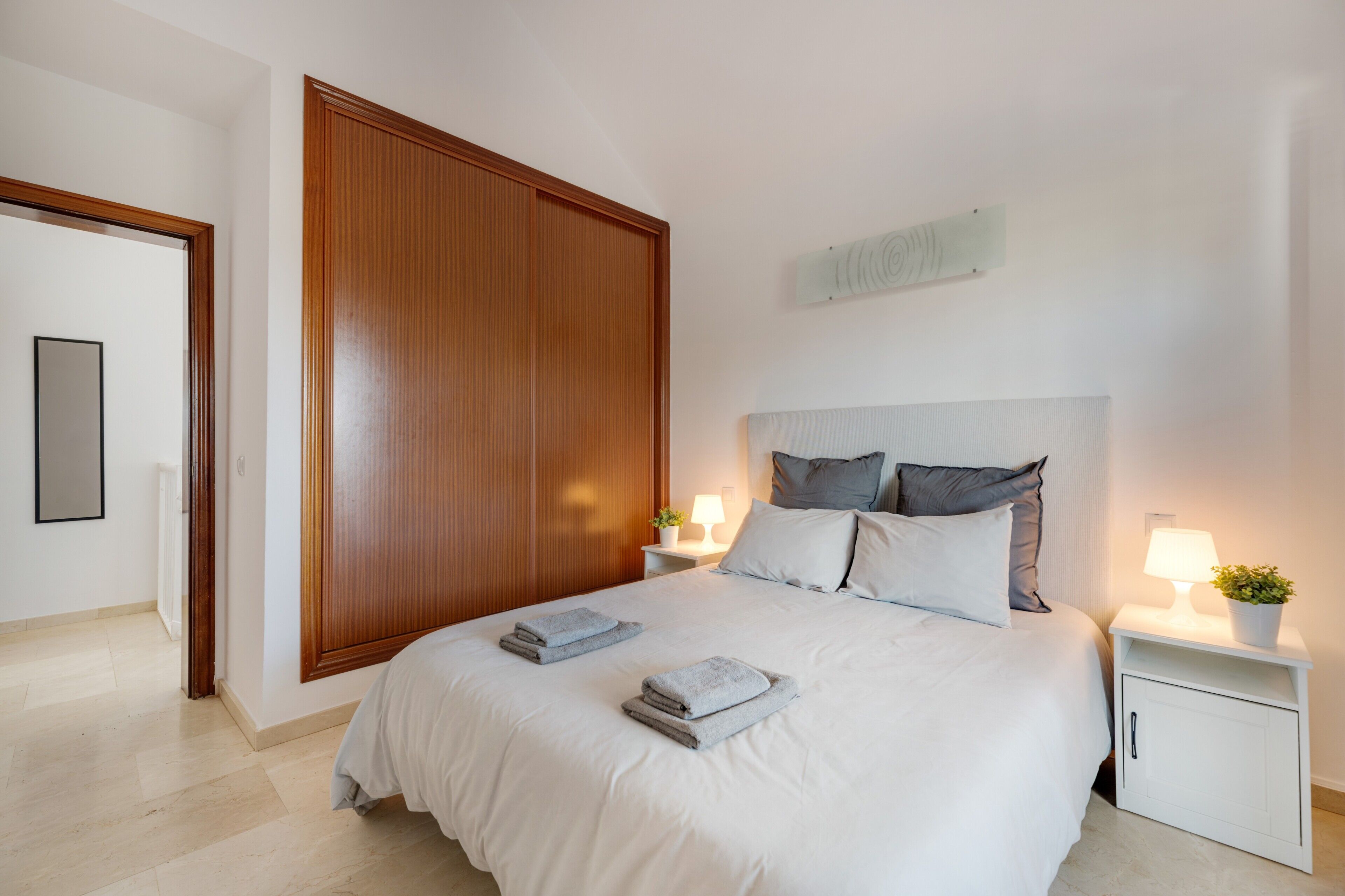 Tabla de planchar con plancha, wifi, ropa de cama