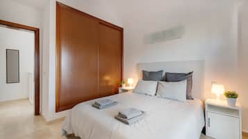 Tabla de planchar con plancha, wifi, ropa de cama