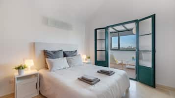 Tabla de planchar con plancha, wifi, ropa de cama