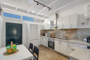 Fridge, microwave, oven, stovetop - Vacation Home 'Family's House' with Private Terrace, Shared Garden and Wi-Fi (Costa Teguise)