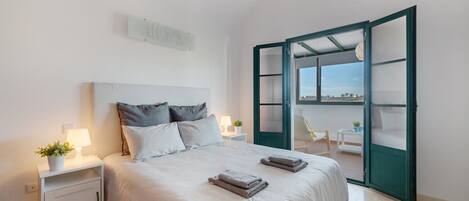 Tabla de planchar con plancha, wifi y ropa de cama