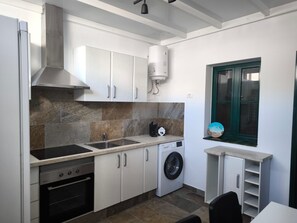 Jääkaappi, mikroaaltouuni, uuni, liesi