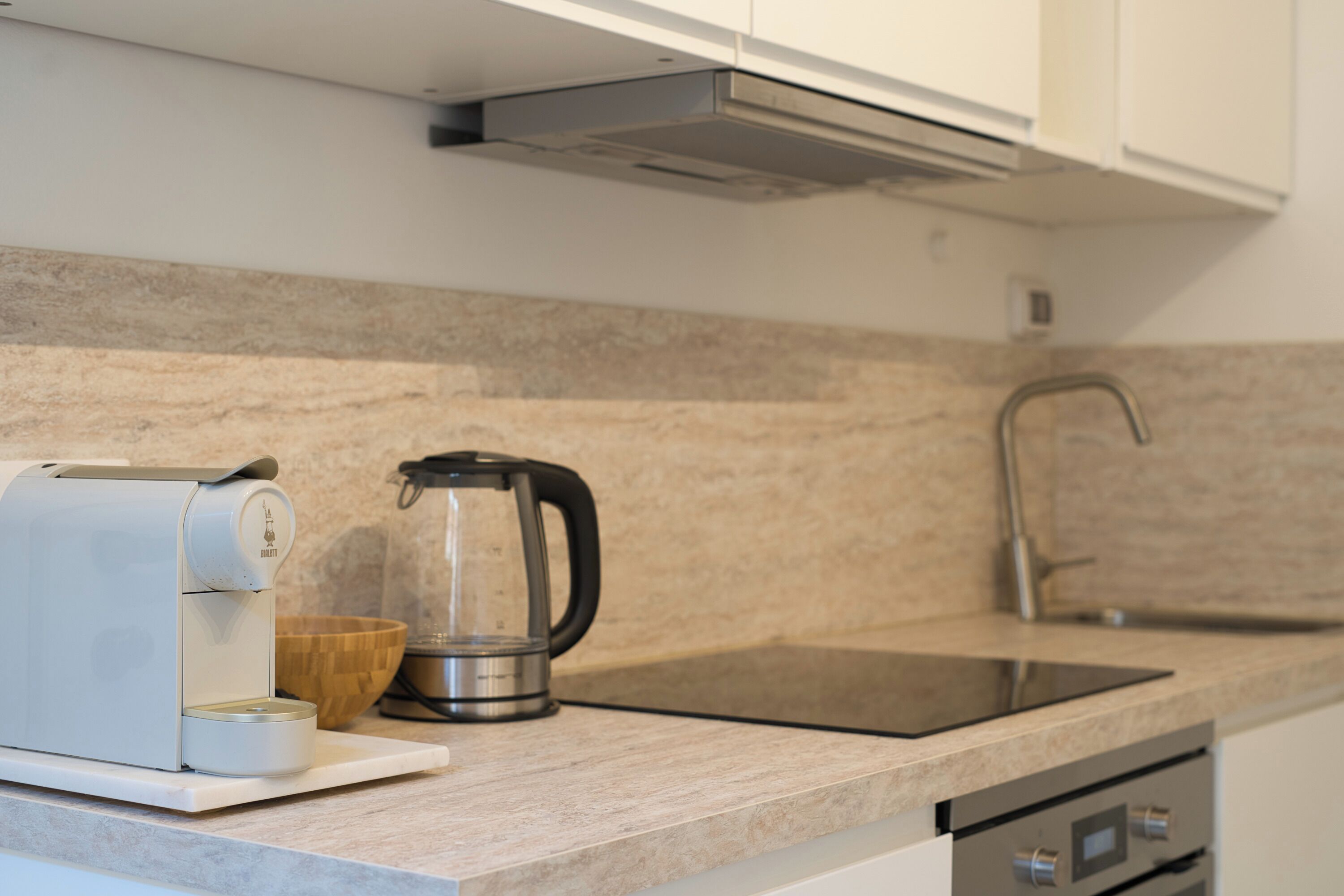 Fridge, oven, stovetop, coffee/tea maker