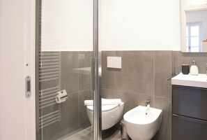 Een douche, een haardroger, een bidet, handdoeken