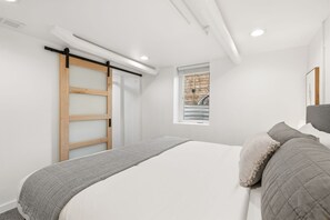 4 bedrooms, individually decorated, individually furnished, desk - Mathews House 4 King Beds Near CSU & Old Town (Fort Collins)