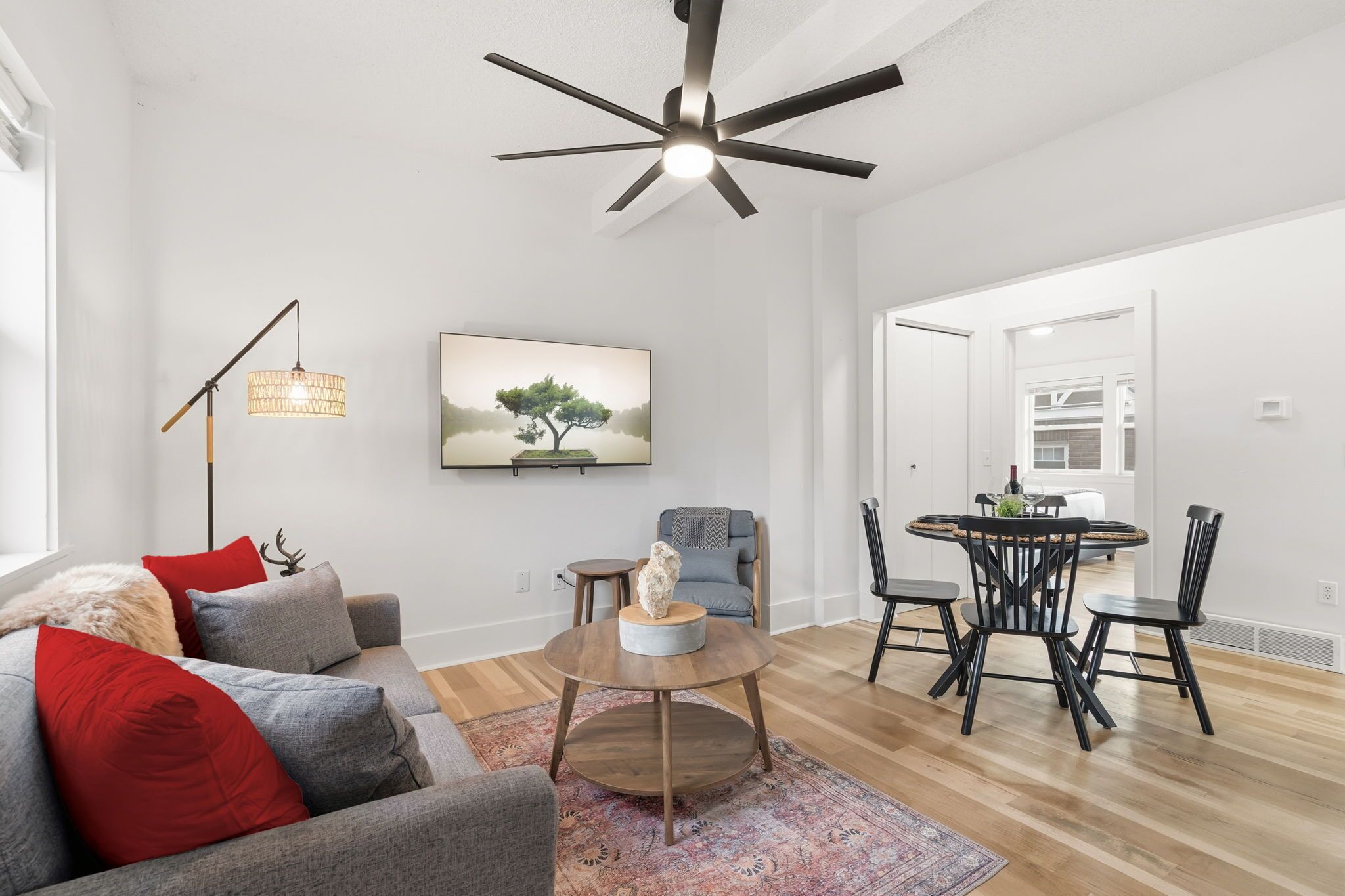 Hus - flere senge - terrasse - udsigt til have (701 Mathews St (Unit B)) | Opholdsområde