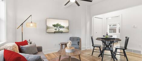 Hus - flere senge - terrasse - udsigt til have (701 Mathews St (Unit B)) | Opholdsområde