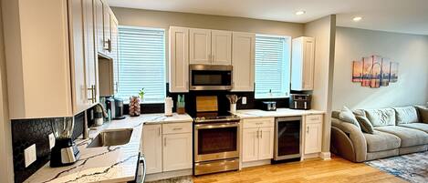 Mikrobølgeovn, ovn, kokeplater og oppvaskmaskin