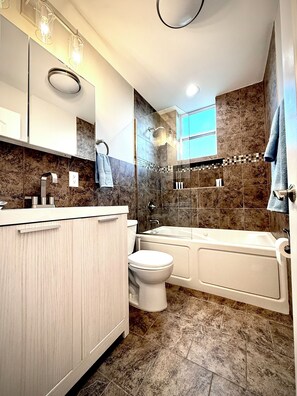 Jetted bath, hair dryer, towels, soap - Luxury & Views That Sleeps 11 - In The Heart of all things St Louis (St. Louis)