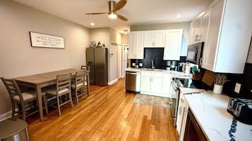 Mikrovågsugn, ugn, spishäll och diskmaskin