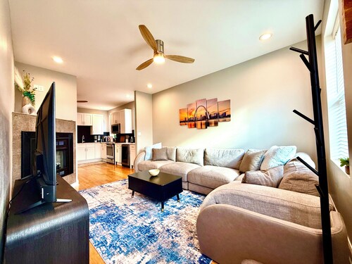 Luxury & Views That Sleeps 11 - In The Heart of all things St Louis